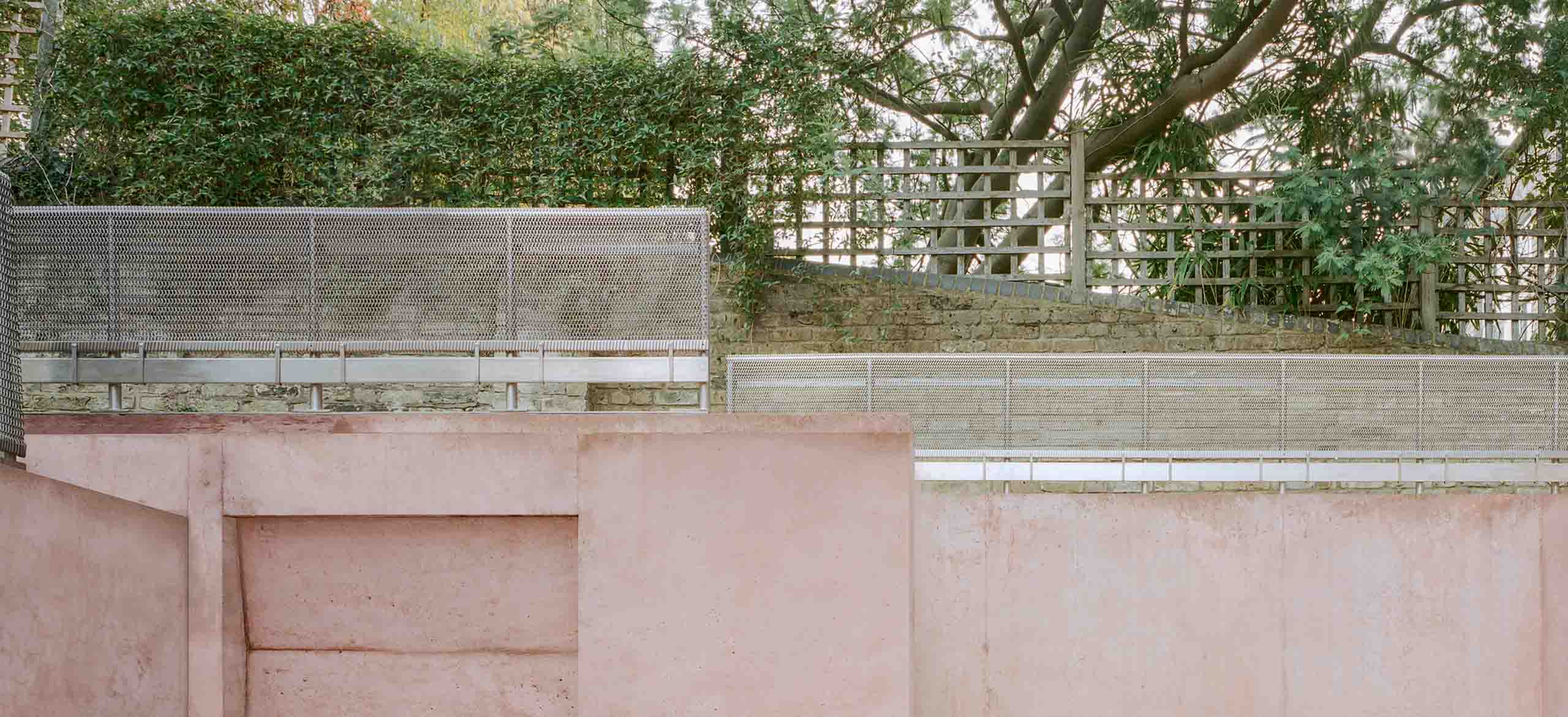 Alpine30-Spiral-Mesh-Pigment-House A spiral mesh balustrade in stainless steel. As a balustrade in a residential garden.